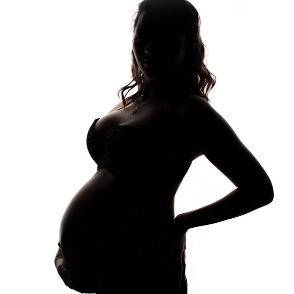 Babybauch-Fotoshooting-Crailsheim Schatten Foto von einer schwangeren Frau