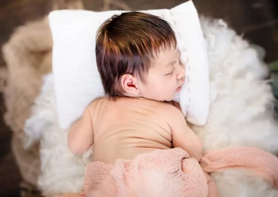 Zärtliche Neugeborenen-Fotos: Nahansicht von Babygesicht und -rücken